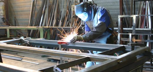 4 Signs You Need to Use a New Metal Manufacturing Company