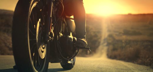 7 Reasons to Wear Gloves When Riding a Motorcycle